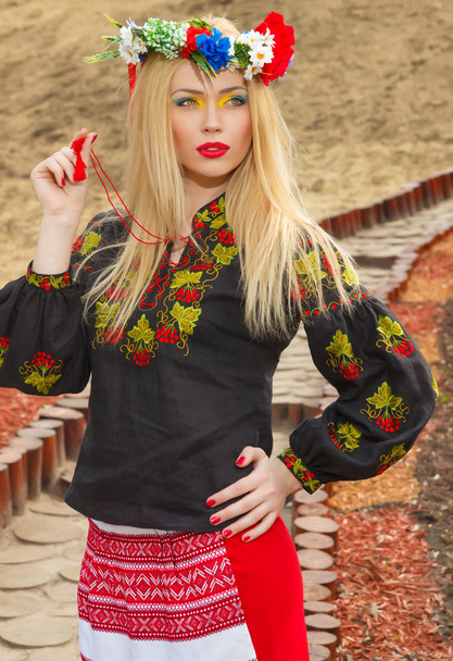 krásná dívka v ukrajinských národních krojích pózuje - Fotografie, Obrázek