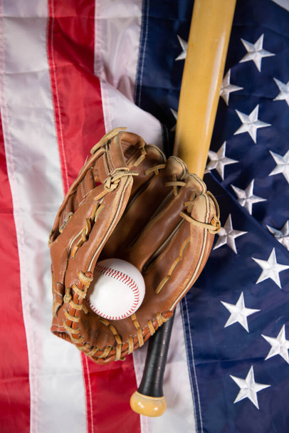 Бейсбольний кажан і рукавичка на американському прапорі - Фото, зображення