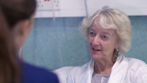 Nurse chats with patient - Imágenes, Vídeo