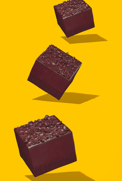 3d render csokoládé torta brownie sárga trendi hely. Csoki kakaó szerető koncepció. Minimalista kreatív ételstílus művészet. - Fotó, kép