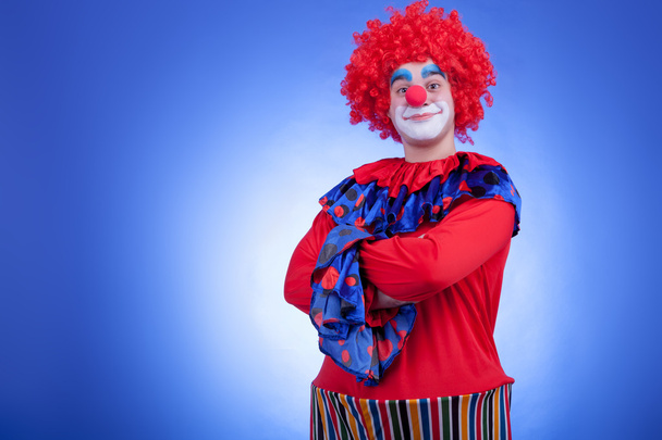 Клоуны в красном костюме на синем фоне
 - Фото, изображение