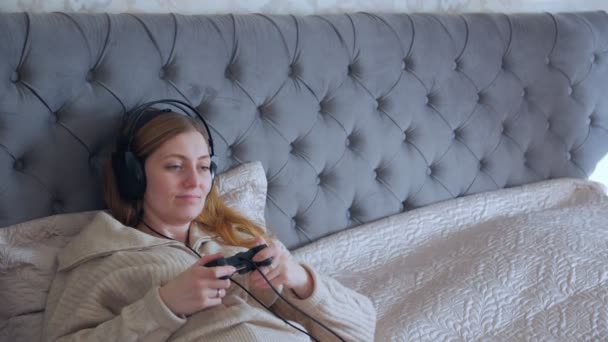 Vrouw in hoofdtelefoon met gamepad - Video