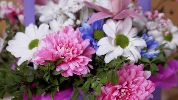 Bouquet autunnale di Camomilla, Orchidee, Crisantemi in Cesto di Legno, Vaso. 4K - Filmati, video