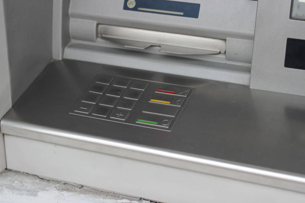 Metalowy panel ATM z klawiaturą do wpisywania pinów kodowych z napisami w języku angielskim i ukraińskim - Zdjęcie, obraz