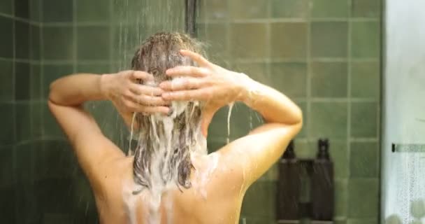 Γυναίκα πλένει τα μαλλιά σε ένα ντους - Πλάνα, βίντεο