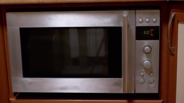 Interruzione del tempo del microonde sul pannello del forno a microonde. Tempo 6 minuti 01 secondi. 4K - Filmati, video