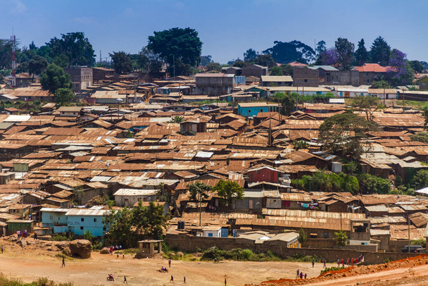 Oltre a guardare parte della baraccopoli di Kibera a Nairobi, Kenya. - Foto, immagini