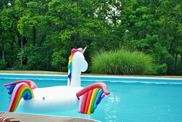 Nafukovací jednorožec plovoucí v zahradním bazénu - Fotografie, Obrázek