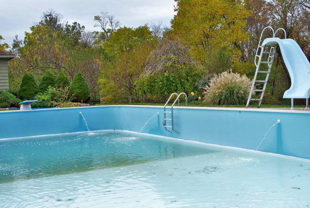 piscina quintal com prancha de mergulho piscina slide e escada esvaziada desligando para o inverno - Foto, Imagem