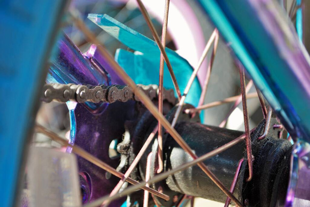 enfoque selectivo primer plano de las piezas en una bicicleta infantil - Foto, Imagen