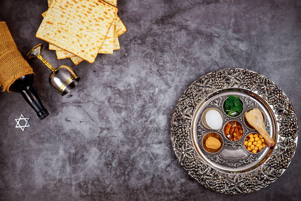 Pan de matzá tradicional con kidush kosher y seder. concepto de vacaciones de Pascua judía. - Foto, Imagen