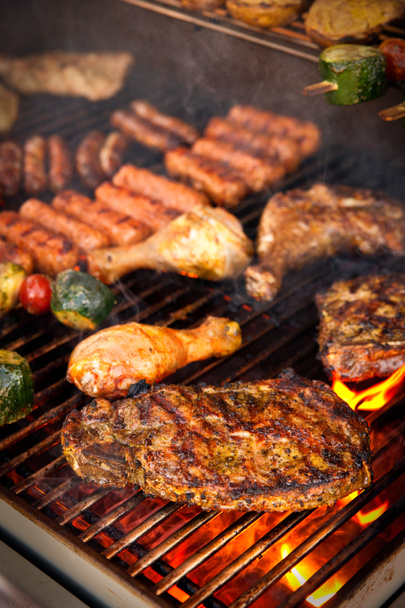 biefstuk en ander vlees op een bbq - Foto, afbeelding