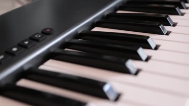 Close-up van de zwart-wit toetsen van een toetsenbord - Video
