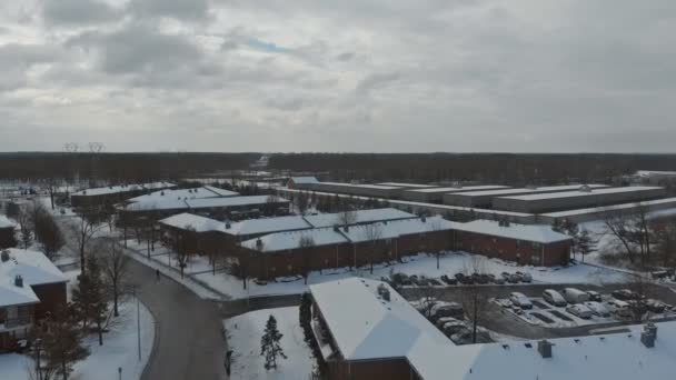 Complesso residenziale vista inverno da un'altezza di una delle città residenziali - Filmati, video