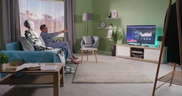 Mann mittleren Alters sieht zu Hause mit Android fern - Filmmaterial, Video