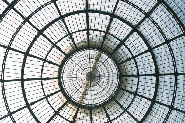 イタリアのミラノにあるガレリア・ヴィットリオ・エマヌエーレ2世のガラスドーム。高品質の写真 - 写真・画像