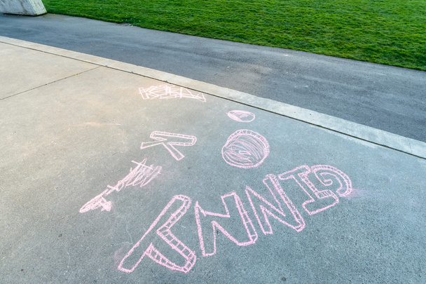 Graffiti escrito por niños en el suelo
 - Foto, imagen