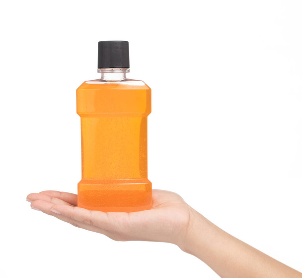 garrafa mão segurando de hortelã laranja bochecho isolado no fundo branco - Foto, Imagem