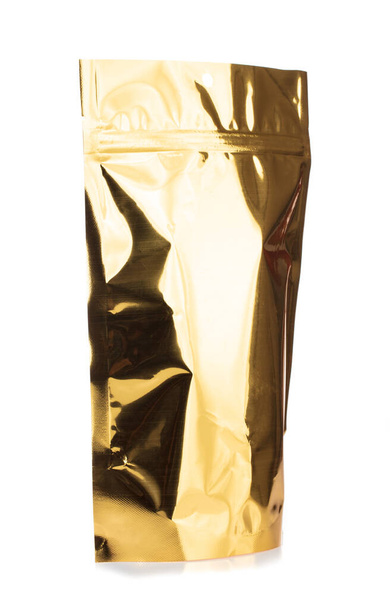 Золотая пустая фольга продуктов питания или напитков упаковки с замком-молнией изолированы на белом фоне. - Фото, изображение