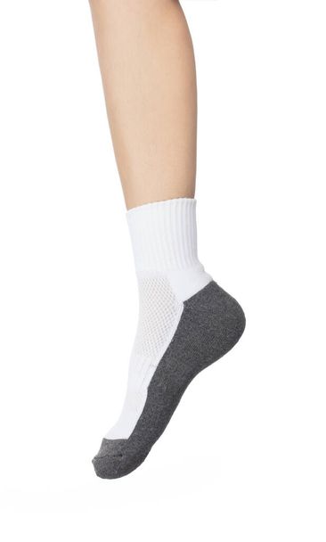 hermoso pie humano vestido con un nuevo calcetín en blanco de tela de algodón agradable y suave aislado sobre un fondo blanco. - Foto, Imagen
