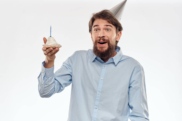 Happy guy avec gâteau d'anniversaire fond blanc Compact partie d'entreprise vue sur la barbe recadrée - Photo, image