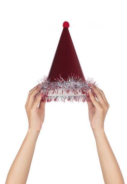 Hand hält Hut Papier Party Cap Laser isoliert auf weißem Hintergrund - Foto, Bild
