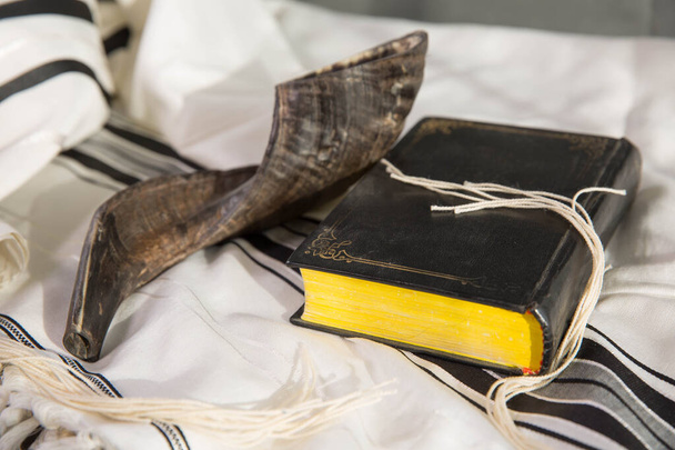 shofar, libro ebraico e tallit - Foto, immagini