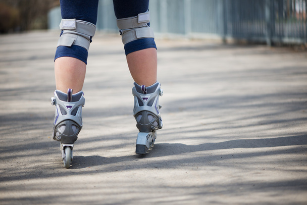 mulher patinação rolo ao ar livre
 - Foto, Imagem