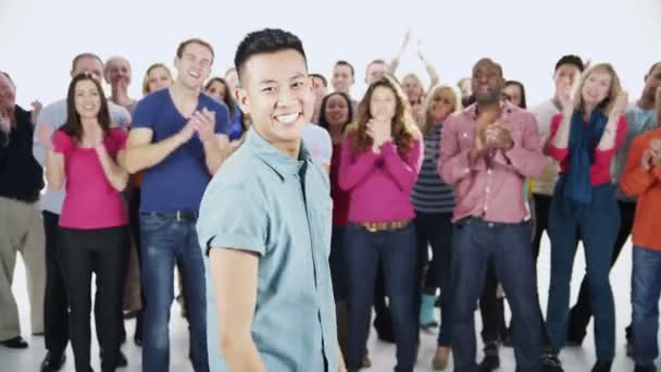 La gente multiétnica está de pie junta
 - Imágenes, Vídeo