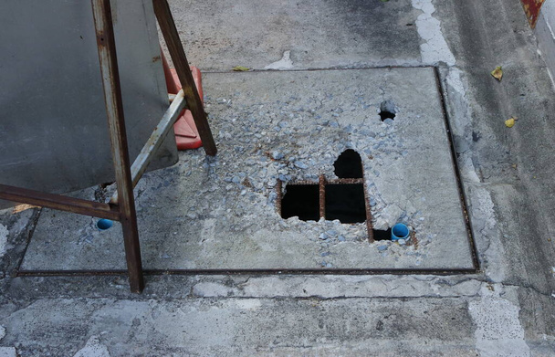 Closeup quebrado tampa dreno de concreto armado na rua - Foto, Imagem