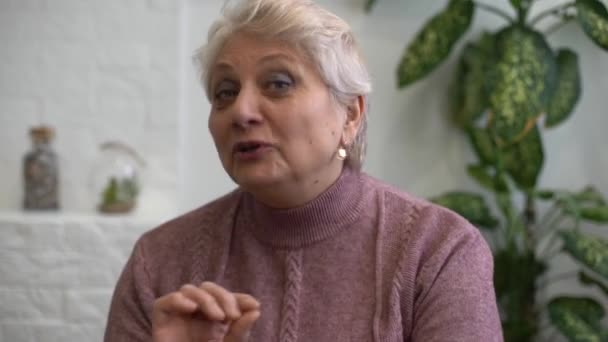 Fejkép egy idős nőről - hölgy - Felvétel, videó