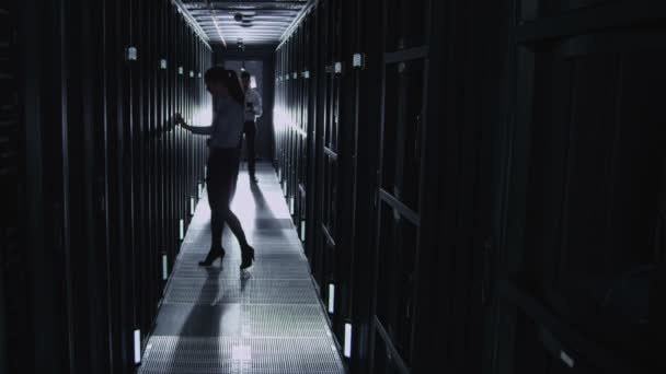 IT engineers working in a data centre - Materiał filmowy, wideo