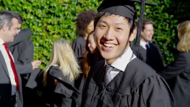 mężczyzna absolwent na dzień ukończenia - Materiał filmowy, wideo
