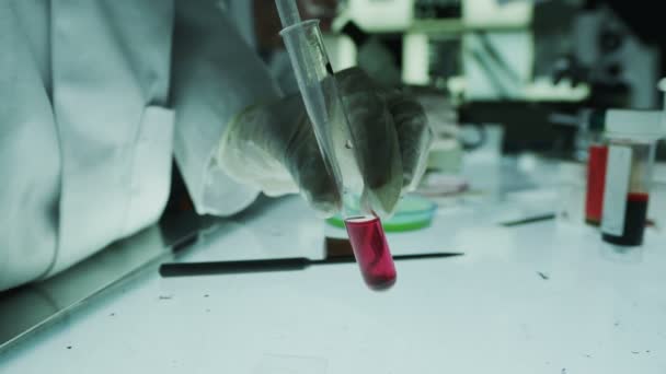 Experimento biológico en laboratorio científico
 - Metraje, vídeo
