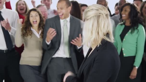boldog üzletemberek állnak össze - Felvétel, videó