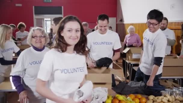 Dobrovolníci charity třídění prostřednictvím darované zboží - Záběry, video