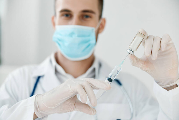 лікар з шприцом у руці вакцина проти коронавірусу медична вакцинація для маски для обличчя
 - Фото, зображення