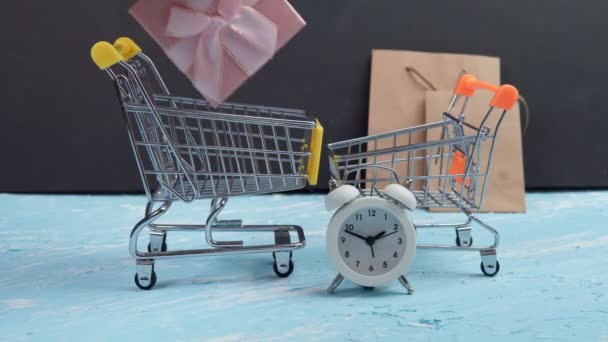 kosár, ajándék vásárlási idő koncepció kék háttér. - Felvétel, videó