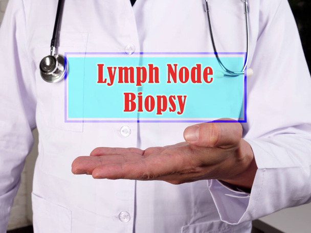 Медична концепція, що означає біопсія лімфатичного вузла зі знаком на аркуші паперу
 - Фото, зображення