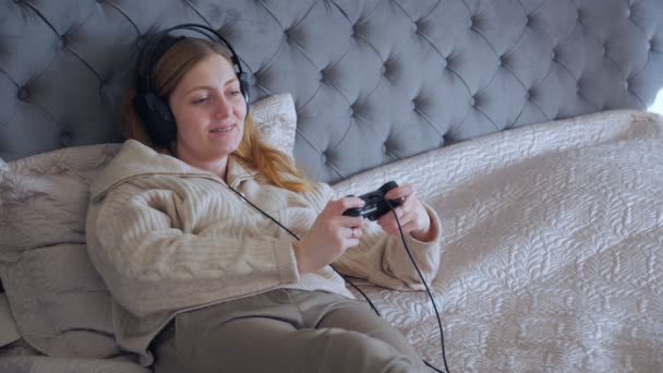 Spannende Frau spielt Computerspiele - Filmmaterial, Video