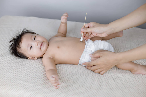 Limpieza umbilical en bebé pequeño. - Foto, Imagen