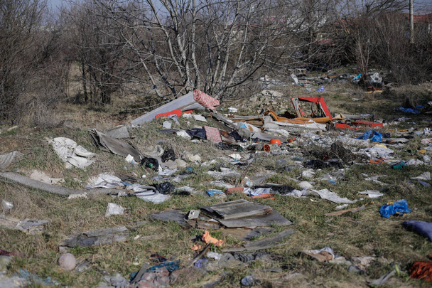 Прибережна глибина польових деталей сміття і будівельних уламків розкидана навколо порожньої ділянки в Бухаресті, поблизу тимчасового притулку.. - Фото, зображення
