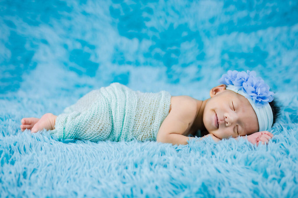 Новорожденный милый младенец на шерстяном фоне - Фото, изображение