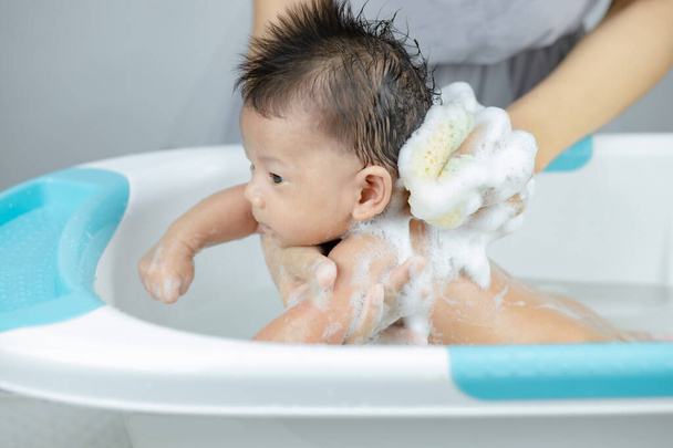 Vastasyntynyt vauva kylvyssä suihkussa - Valokuva, kuva