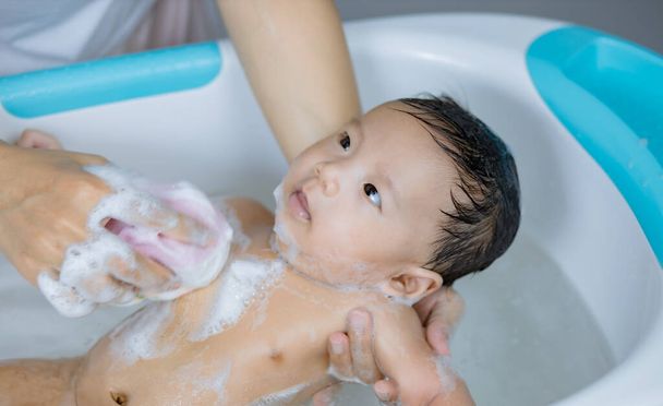Vastasyntynyt vauva kylvyssä suihkussa - Valokuva, kuva