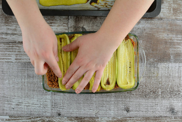 mains préparant keto lasagnes faibles en glucides sur fond en bois - Photo, image