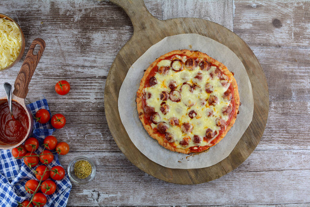 keto alacsony szénhidráttartalmú hájfej pizza a háttérben, közelről - Fotó, kép