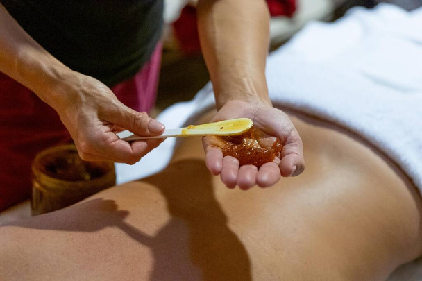 Masajista terapeuta preparando todo para una sesión de masaje - Foto, Imagen
