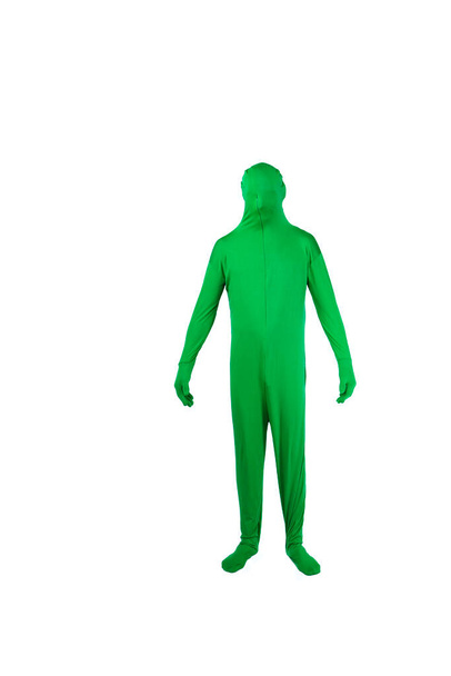 Человек в зеленом костюме с хрома-ключом. человек красочный зеленый костюм тела и указывая на белом фоне. Пространство для копирования любого дизайна. Снимок студии - Фото, изображение