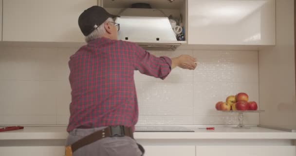 Handyman aplicando una parte crucial al ventilador de aire - Metraje, vídeo